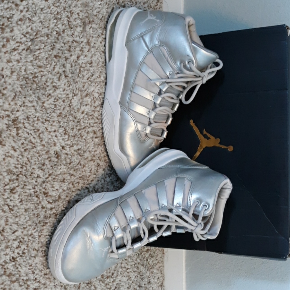 Basketball shoes